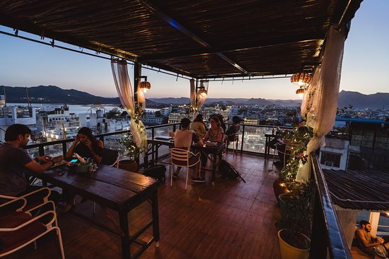 15 Top Rooftop Cafes in Udaipur: The Best Spots for Sunset and Cocktails